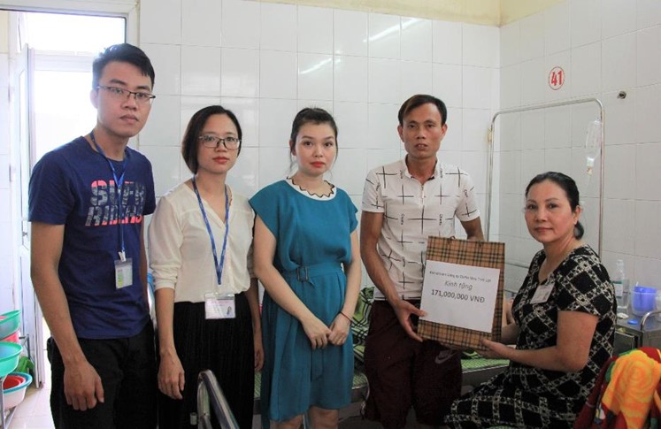 Tình người lớn trong gia đình May Tinh Lợi