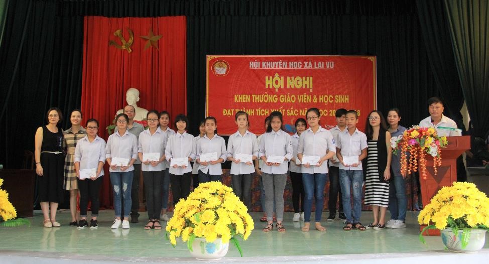 Trao thưởng cho học sinh xã Lai Vu có thành tích xuất sắc trong năm học 2017 – 2018